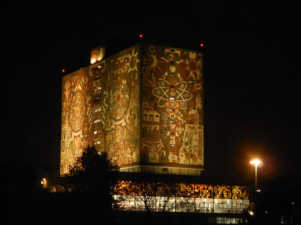 Biblioteca central de la UNAM de noche